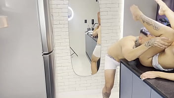 Deixou meu cuzinho bem molhado e meteu gostoso a pica em mim