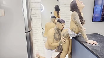 Deixou meu cuzinho bem molhado e meteu gostoso a pica em mim