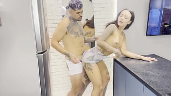 Deixou meu cuzinho bem molhado e meteu gostoso a pica em mim