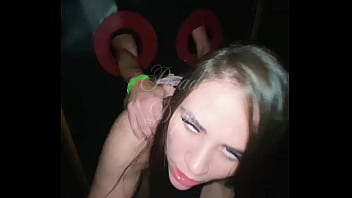 Engolindo e sentindo duas picas no glory hole