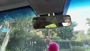 Brincando com pau gigante no carro em via publica