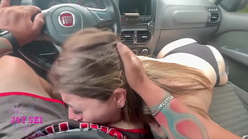 Mamamos o uber e deixamos ele gozar na boca