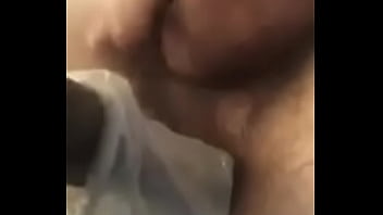 Mostrando su trasero chico gay