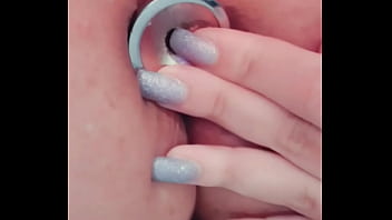 Meu cuzinho guloso engolindo meu plug anal