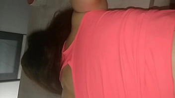 Fille chaude ce fait démonter le cul et le gars jouis en elle