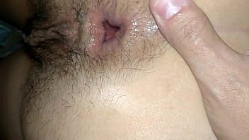 Fille chaude ce fait démonter le cul et le gars jouis en elle