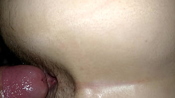 Fille chaude ce fait démonter le cul et le gars jouis en elle