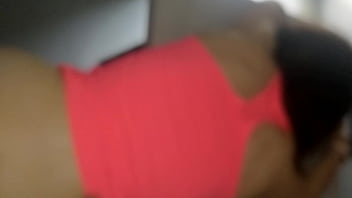 Fille chaude ce fait démonter le cul et le gars jouis en elle