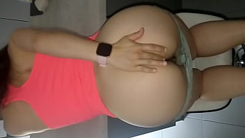 Fille chaude ce fait démonter le cul et le gars jouis en elle