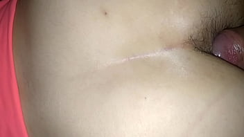 Fille chaude ce fait démonter le cul et le gars jouis en elle