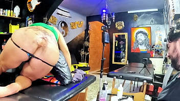 Mulher vai até o estúdio de tatuagem para fazer uma tatuagem no cu igual a da anita cantora Mulher vai até o estúdio de tatuagem para fazer uma tatuagem no cu igual a da anita cantora