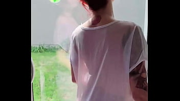 Coucou toi tu veux que je fasse tomber tous mes fringues pour toi t'as envie