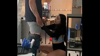 Después de coquetearle al contratista que fue a hacer trabajos en mi casa le pague con mi cuerpo por su trabajo