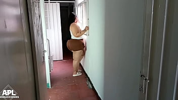 L a puta de mi vecina sabe muy bien coquetar y me muestra su gran culo para que termine follandola en casa historia completa L a puta de mi vecina sabe muy bien coquetar y me muestra su gran culo para que termine follandola en casa historia completa