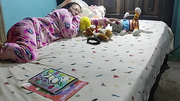 Ensenando a mi hijastra a leer ya que no lo hace muy bien luego me pide que si le puedo enseñar mi pene