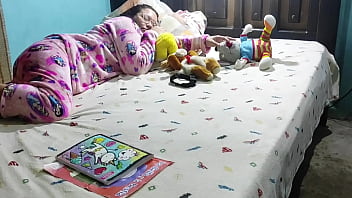 Ensenando a mi hijastra a leer ya que no lo hace muy bien luego me pide que si le puedo enseñar mi pene