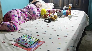 Ensenando a mi hijastra a leer ya que no lo hace muy bien luego me pide que si le puedo enseñar mi pene