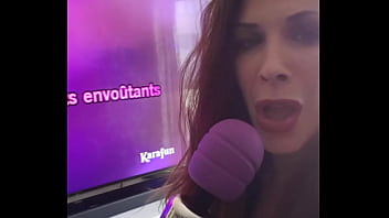 Episode 2 6 "karaoké jouissif avec mon micro" de la mini saison milf salope