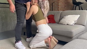 Roomie caliente tiene sexo brusco en el lobby con el gordo pervertido de su compañero de cuarto despues de un par de copas