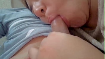 Compañera de trabajo me la chupa en la oficina