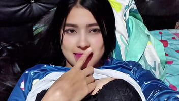 Hermanastra pillada viendo porno y ayudada a tener orgasmos ruega por creampie