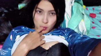 Hermanastra pillada viendo porno y ayudada a tener orgasmos ruega por creampie