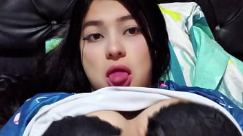 Hermanastra pillada viendo porno y ayudada a tener orgasmos ruega por creampie