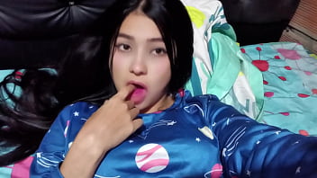 Hermanastra pillada viendo porno y ayudada a tener orgasmos ruega por creampie Hermanastra pillada viendo porno y ayudada a tener orgasmos ruega por creampie