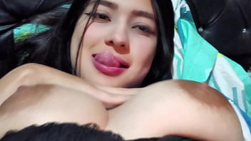 Hermanastra pillada viendo porno y ayudada a tener orgasmos ruega por creampie