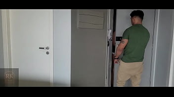 Comeu a vagabundo em horario de trabalho camareira faz limpeza no apartamento e na limpeza ela se oferece para ele o o pauzudo come a vagabunda e bebe todo leitinho