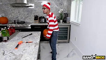 Evelin Stone Gets A Treat thumbnail