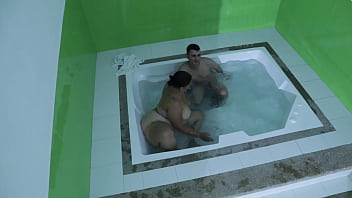 Sexo fuerte en la pisina mi madrastra le gusta mi polla