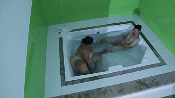 Sexo fuerte en la pisina mi madrastra le gusta mi polla