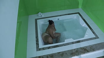 Sexo fuerte en la pisina mi madrastra le gusta mi polla