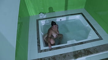 Sexo fuerte en la pisina mi madrastra le gusta mi polla