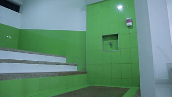 Sexo fuerte en la pisina mi madrastra le gusta mi polla