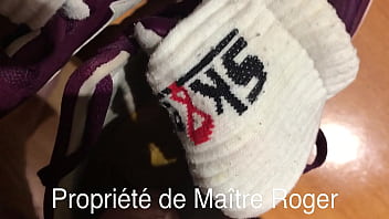 Pisse Sur Les Chaussettes Et Baskets thumbnail