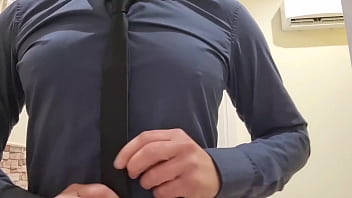 Ansimo e gemo di piacere per te ragazzo italiano sexy con vestito elegante sega con sborrata fortissima e un cazzo enorme