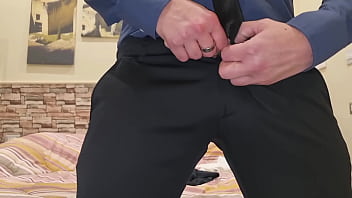 Ansimo e gemo di piacere per te ragazzo italiano sexy con vestito elegante sega con sborrata fortissima e un cazzo enorme