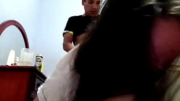 Metiéndosela por el tubo puta qué rico