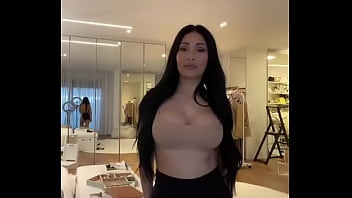 Simaria gostosa rebolando shortinho