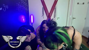 As amigas da minha filha voltaram da balada e chuparam meu pau completo sheer red