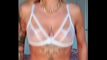 C'est qui qu'y à encore squirté partout hier pendant mon livesi tu à