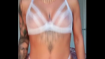 C'est qui qu'y à encore squirté partout hier pendant mon livesi tu à