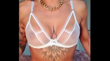 C'est qui qu'y à encore squirté partout hier pendant mon livesi tu à