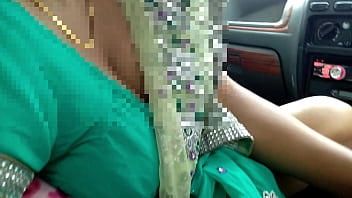 सौतेली माँ सार्वजनिक कार में सौतेले बेटे को वीर्य निगलने का मुखमैथुन देती है thumbnail