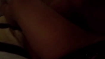 Una madura ninfómana desea a su h en secrecto y se mete el cepilo por su vagina Una madura ninfómana desea a su h en secrecto y se mete el cepilo por su vagina