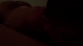 Una madura ninfómana desea a su h en secrecto y se mete el cepilo por su vagina