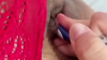 Una madura ninfómana desea a su h en secrecto y se mete el cepilo por su vagina