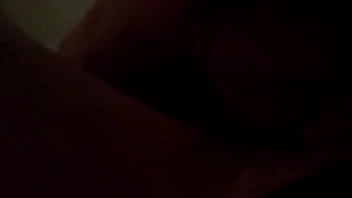 Una madura ninfómana desea a su h en secrecto y se mete el cepilo por su vagina